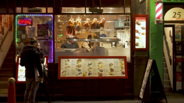 Night Chinatown London Wardour pedestrian street chinese restaurants fast food. — Stock Video