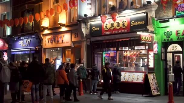 Éjszaka Chinatown London Wardour sétáló utcai étterem kínai gyorsétterem. London, Egyesült Királyság — Stock videók