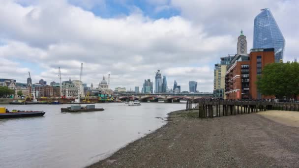 Journée ensoleillée London city skyline, gratte-ciel, remblai, pont Blackfriars, vue panoramique . — Video