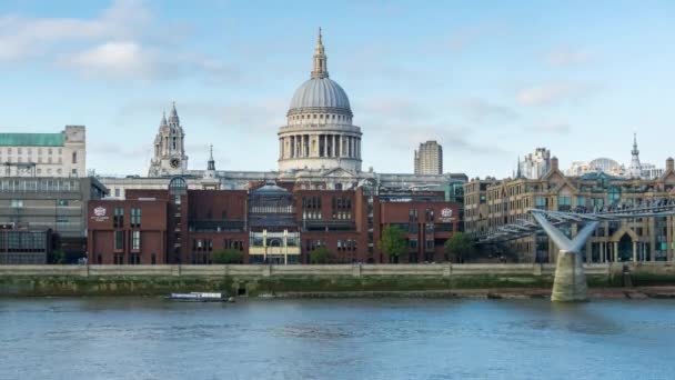 Journée ensoleillée remblai rivière Thames, Millennium Bridge, cathédrale St. Pauls, City of London School. Londres, Royaume-Uni . — Video