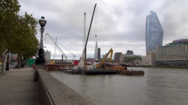 Gün içerisinde Londra Victoria dolgu, vinç çalışma, onarır