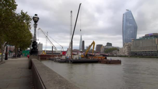 Dagtijd Londen Victoria Embankment, kraanwerk, reparaties — Stockvideo