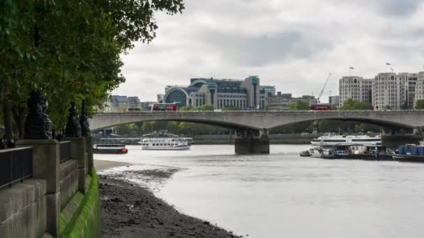 Dag tijd London Waterloo Bridge, treinstation van Charing Cross, footwalk embankment, autoverkeer. — Stockvideo