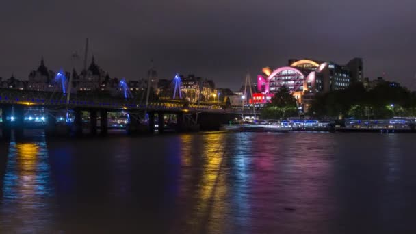 Éjszakai London Charing Cross pályaudvartól és a Hungerford Bridge, elmélkedés éjszakai fények. Idő telik el. — Stock videók