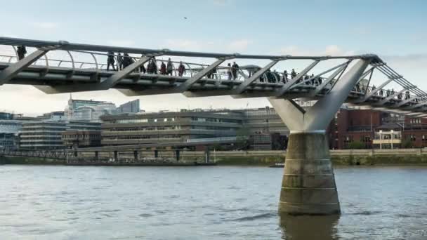 Puente del Milenio diurno, río Támesis, gente caminando. Londres, Reino Unido — Vídeos de Stock