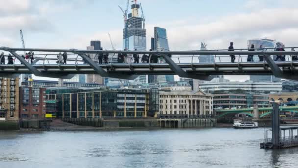 Dagtid London city skyskrapor, Millennium Bridge, floden Themsen, människor promenader. — Stockvideo