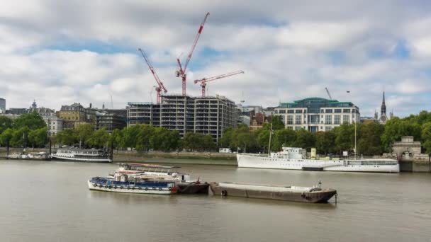 Dagtijd Victoria embankment Londen, bouw. — Stockvideo