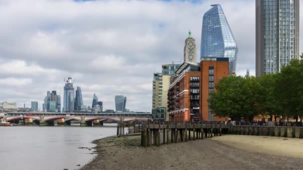 Güneşli bir gün Londra şehir manzarası, gökdelenler, dolgu, Blackfriars köprüden, panoramik. — Stok video