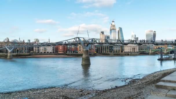Den čas Londýn město slavných mrakodrapů centra Millenium bridge panorama uk — Stock video