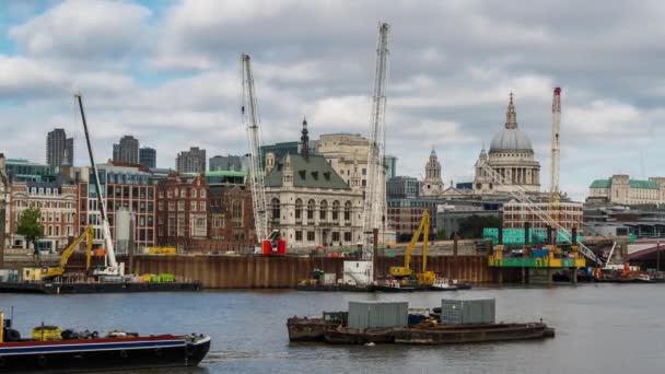 Ημέρα ώρα Λονδίνου ιστορικά κτίρια πόλης κέντρο ποταμού γερανού λειτουργεί Ηνωμένο Βασίλειο — Αρχείο Βίντεο