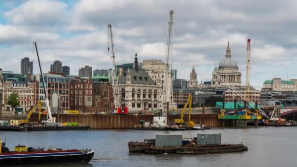 Tag Zeit London historische Gebäude Stadtzentrum Fluss Kran Arbeit uk — Stockvideo