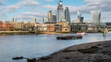 güneşli gün Londra cityscape gökdelenler millennium Köprüsü panoramik görünümü İngiltere'de