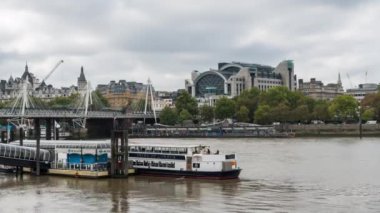 Charing Cross İstasyonu, Hungerford Köprüsü, river Thames, Festival Pier, gün zaman. Londra, İngiltere.