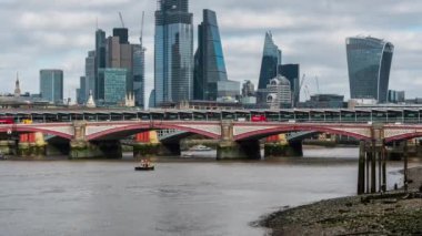 gün içerisinde Londra şehir gökdelenler blackfriars köprüden panoramik görüntülemek İngiltere'de