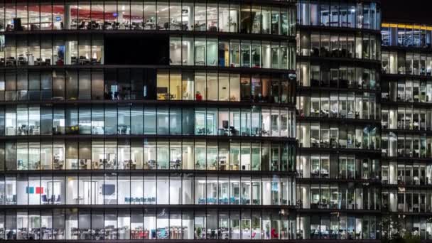 Ночное время Close up View Office Windows Business Center London City UK Time lapse — стоковое видео