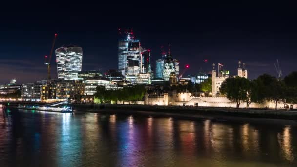 Északi partján, a Temzére, a Tower of London és a város a felhőkarcolók, a megvilágítás este, az idő telik el. — Stock videók