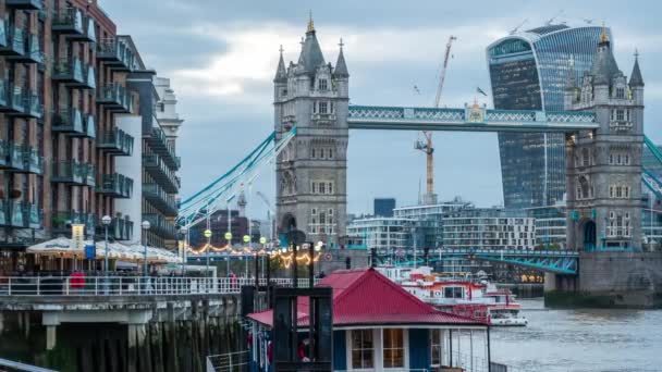 Tower Bridge van historische rivier straat Shad Thames, time-lapse. Londen, Engeland — Stockvideo