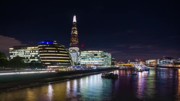 Nachtbeleuchtung der Scherbe, Rathaus in Southwark und Themse, London, Großbritannien, Zeitraffer. — Stockvideo