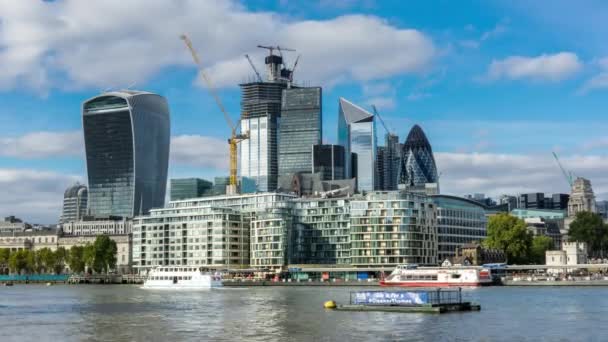 Tidsfördröjning i The City i London finansiella distrikt med molnen förbi skyskraporna. London, Storbritannien — Stockvideo