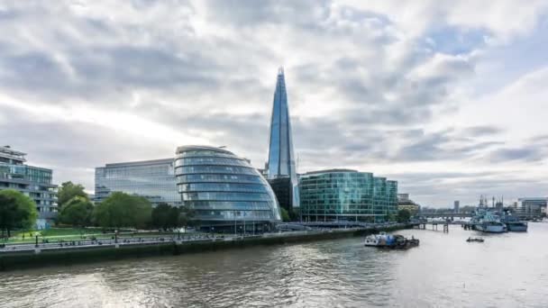 The Shard, City Hall In Southwark And River Thames, Londres, Reino Unido, Time lapse, dia nublado — Vídeo de Stock