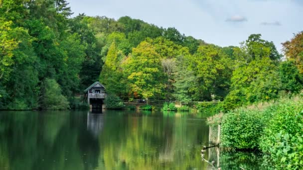 Boathouse Bord Lac Rowes Flashe Winkworth Arboretum Dans Surrey Angleterre — Video