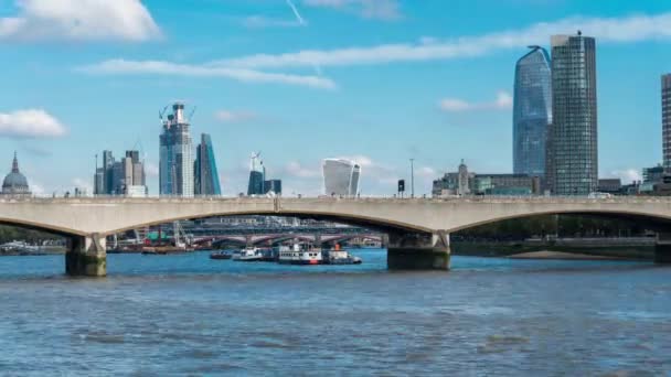 Wolkenkratzer der Stadt London, Waterloo Bridge, Autoverkehr, sonniger Tag. Zeitraffer. London, Großbritannien. — Stockvideo