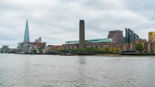 Dzień gród Londyn drugiej stronie Tamizy z widokiem Odłamek, Tate Modern i Millennium Bridge. — Wideo stockowe