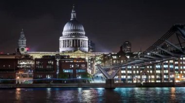 Gece zaman atlamalı Londra Millennium Köprüsü ve St Paul Katedrali