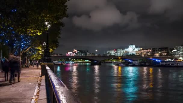 Den offentliga gångstigen längs Southbank London, England. — Stockvideo