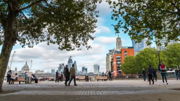 Słoneczny dzień Londyn centrum wieżowce wyłączonej z ruchu kołowego promenadzie panoramiczne Zobacz uk — Wideo stockowe