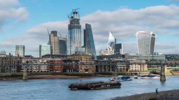 Gün içerisinde Londra şehir gökdelenler millennium Köprüsü panoramik görüntülemek İngiltere'de — Stok video