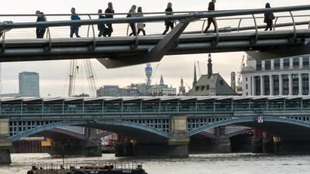 ミレニアム橋、ブラックフライアーズ鉄道橋、川テムズ、昼間。ロンドン、英国. — ストック動画