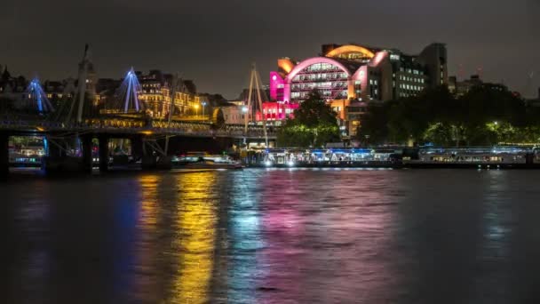 Charing Cross station, Hungerford Bridge, river Thames, reflection night lights. London, UK. — Stock Video