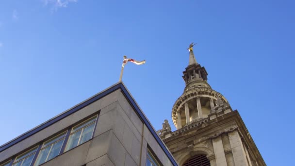 Błękitne niebo, flaga, City of London łopocze na wietrze, kościoła St Mary-le-Bow. Londyn, Anglia. — Wideo stockowe