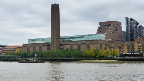 Tate Modern Sanat Galerisi, bir ünlü müze ve turistik kent merkezinde, zaman atlamalı — Stok video