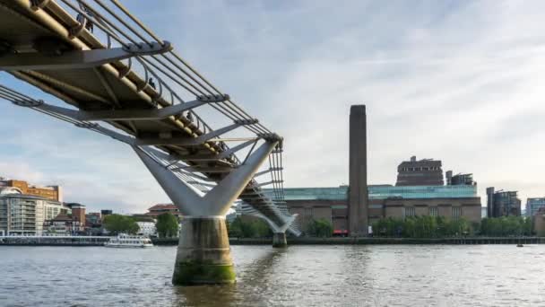 Tate modern, de millennium bridge en de rivier de Theems in Londen, Verenigd Koninkrijk — Stockvideo