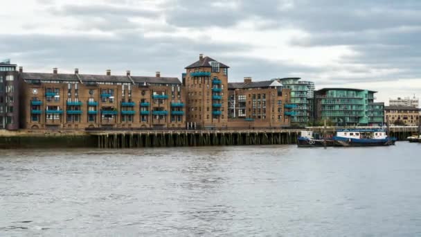 Gün saat apartman blokları kule köprü Wharf, Thames yolu, Wapping, Londra, İngiltere. — Stok video