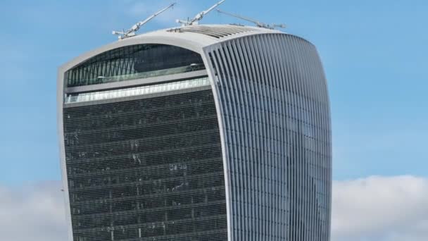 Giorno soleggiato Primo piano Veduta dell'edificio Walkie Talkie Time lapse . — Video Stock