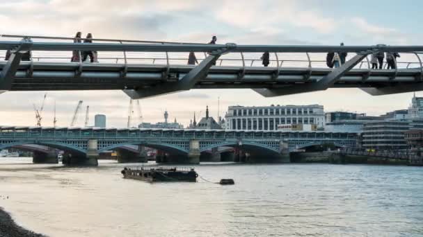 De Millennium bridge, Blackfriars Railway Bridge, rivier de Theems, overdag. — Stockvideo