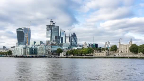 Severním břehu řeky Temže, The Tower of London a město mrakodrapů, den, čas, timelapse. — Stock video