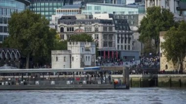 güneşli bir gün şehir Londra tarihi bina şehir merkezi kalabalık insanlar, kule Millennium Pier.