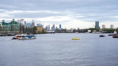 Londra cityscape ile kargo gemileri üzerinde Thames Nehri su taşıma, Wapping, Londra, İngiltere.
