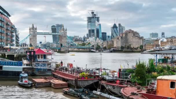 City of London, Tower bridge, flytande pråm trädgårdar, floden Themsen, London, Uk — Stockvideo