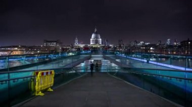 Millennium köprüyü geçtikten insanlar City of London South Bank arasında St Paul Katedrali ve Tate Modern Sanat Galerisi ile bağlama