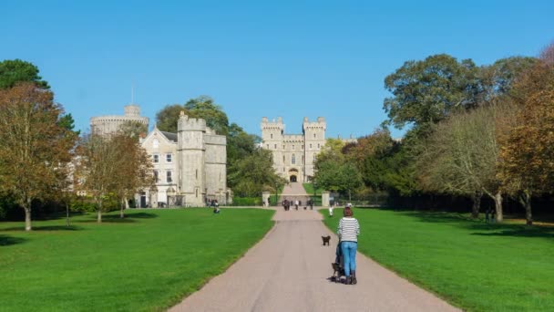 A hosszú séta és a Windsor-kastély. Windsor, Berkshire, Anglia, Egyesült Királyság — Stock videók