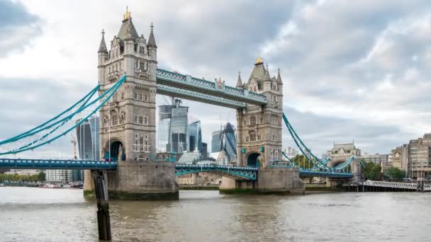 Dag tijd Londen Tower Bridge wolkenkrabbers River Thames Time lapse — Stockvideo