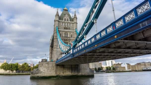 Дневное время London Tower Bridge River Thames 4K Timelapse — стоковое видео