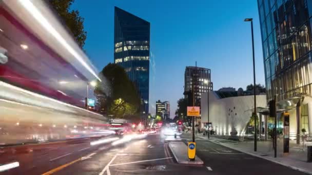 Traffico su Blackfriars Road, sentieri leggeri di auto e autobus rossi, Londra, Regno Unito — Video Stock