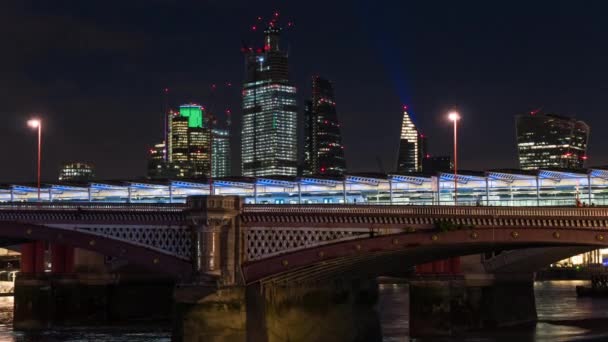 Blackfriars Bridge y los rascacielos de la City de Londres por la noche, Londres, Reino Unido — Vídeo de stock