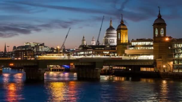 Večerní panorama Londýna. St Pauls Cathedral, Temže a Southeastern vlak přes řeku a zadáním Cannon Street Station. — Stock video